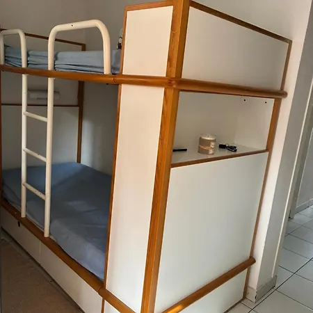 8 Personnes Dans 2 Dans Le Meme Immeuble